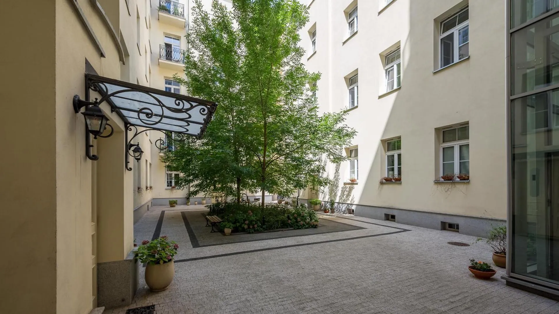 Wilcza City Centre Chic Apartment Warsaw Poland
